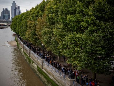 Los británicos hacen seis kilómetros de fila para despedirse de la reina Isabel II