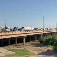 Transportistas piden al gobernador de Texas acelerar la revisión de camiones de carga