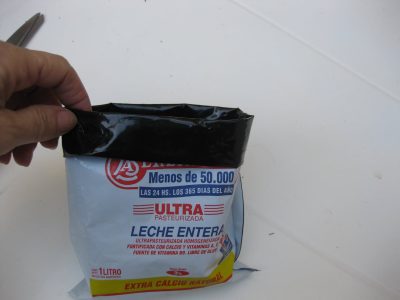 Antes de tirar los sachet de yogur vacíos, creá estas prácticas bolsitas para el auto en menos de 5 minutos