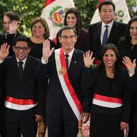 Tras disolver el Parlamento, el presidente de Perú tomó juramento a su nuevo gabinete