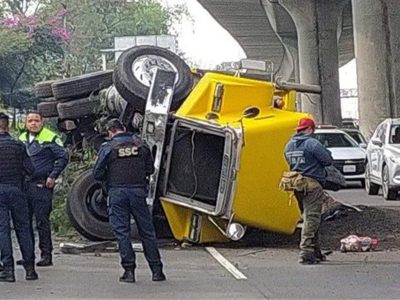Un tráiler vuelca en Periférico a la altura de Perisur; hay caos vial
