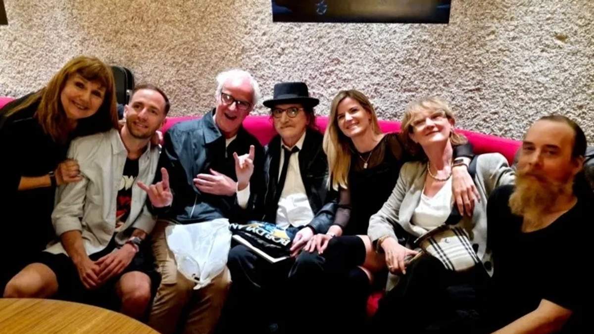 Charly García cumple 74 años y lo celebró con fans y amigos íntimos.