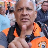 Servidor público pide no grabar incidente dentro del Metro Tacubaya; lo exhiben en redes (Video)