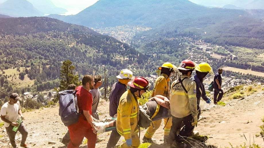 Los bomberos recorrieron 1.500 mts para trasladar al parapentista Fuente: (Twitter)