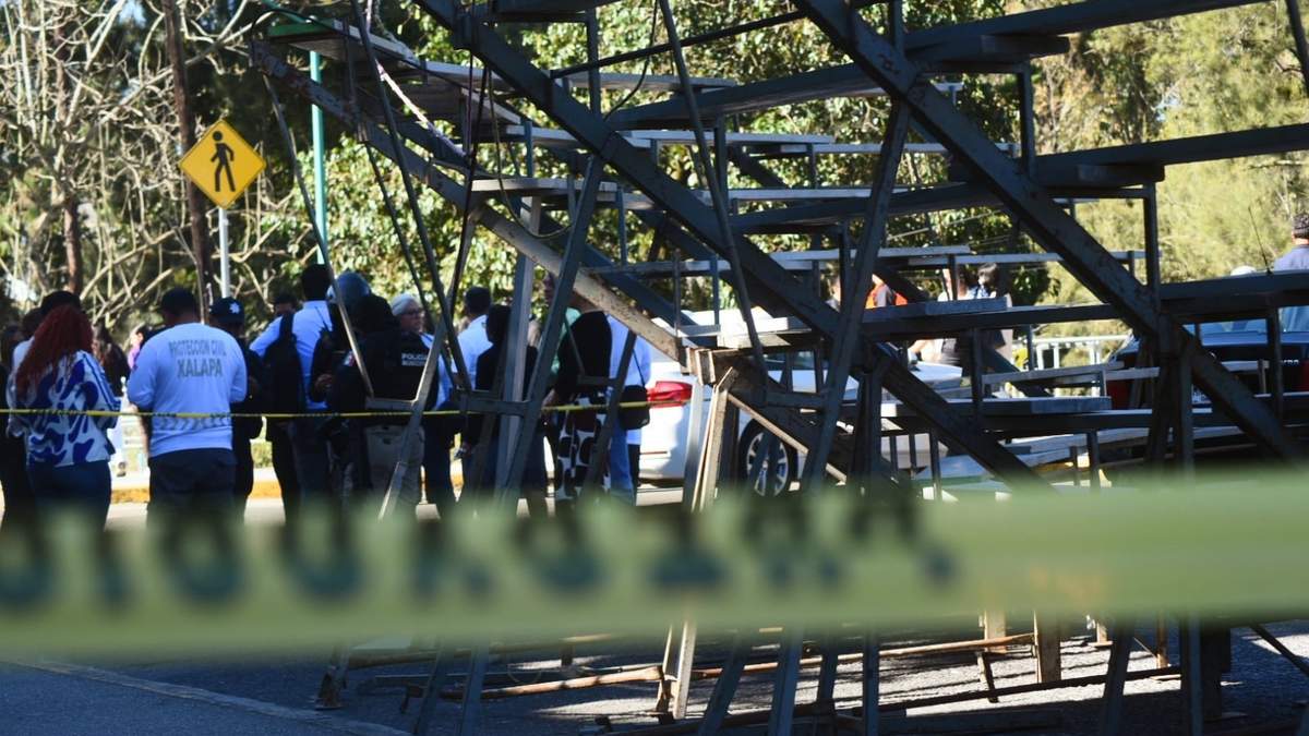 Colapsan gradas durante fotografía de graduación en la Universidad Veracruzana; hay 18 heridos