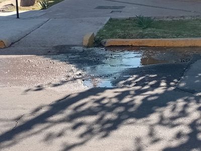 Malestar en Guaymallén: una pérdida de agua que lleva semanas está destruyendo el asfalto