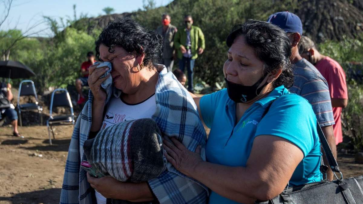 Familiares de los fallecidos de la mina de carbón en México. Fuente: (Twitter)