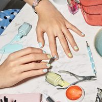 Nail Art: cómo es el "clicquot nails" la manicure que elige Lali Espósito y que podés hacer vos misma en casa