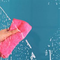 No gastes en productos caros: el truco para dejar la mampara de tu baño como nueva en menos de 10 minutos