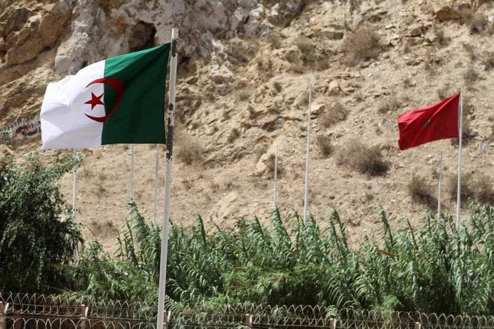 Banderas argelinas y marroquíes ondeando a lo largo de la frontera cerrada con Marruecos, en la ciudad de Marsa Ben M'Hidi, Argelia, el 11 de agosto de 2023.