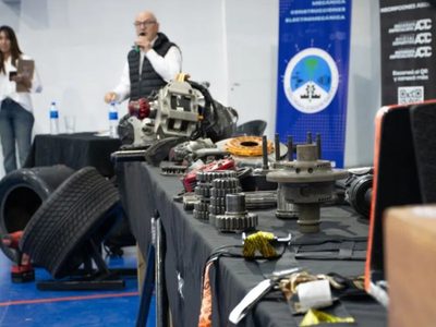 Estudiantes de escuelas técnicas vieron cómo funciona el motor de un auto del Turismo Carretera