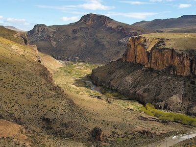 Viaje al pasado: cómo visitar la cueva de Santa Cruz con pinturas rupestres de 10.000 años