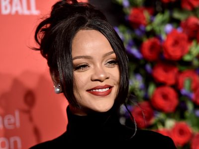 ¡Como una sirena! Rihanna cuelga las aletas y aparece con este diminuto bañador para cerrar el año