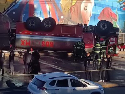 Vuelca un camión de bomberos que iba a atender un incendio; tres heridos