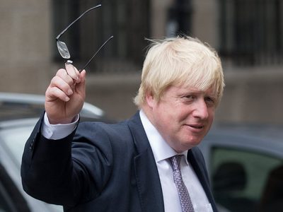 Elecciones en Reino Unido: Boris Johnson barre a la oposición en las urnas