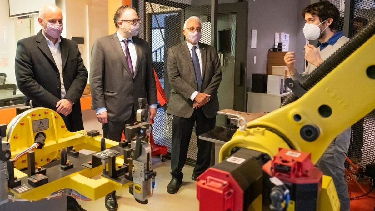 Matías Kulfas, ministro de Desarrollo Productivo, durante su recorrido por el Centro de Servicios Industriales. Fuente: (Twitter)