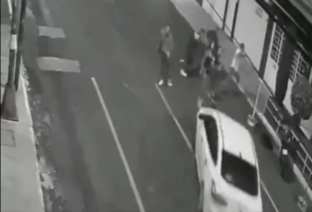 Momento en que Fernanda cuadra y Fernanda Olivares, Polly, son atropelladas