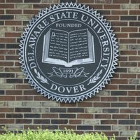 Una mujer de 18 años muere baleada dentro de la Universidad Estatal de Delaware; cierran el campus