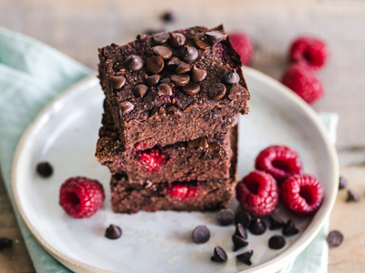Brownie fit con crema de yogur y maní: una tentación que vas a querer preparar en casa para el antojo