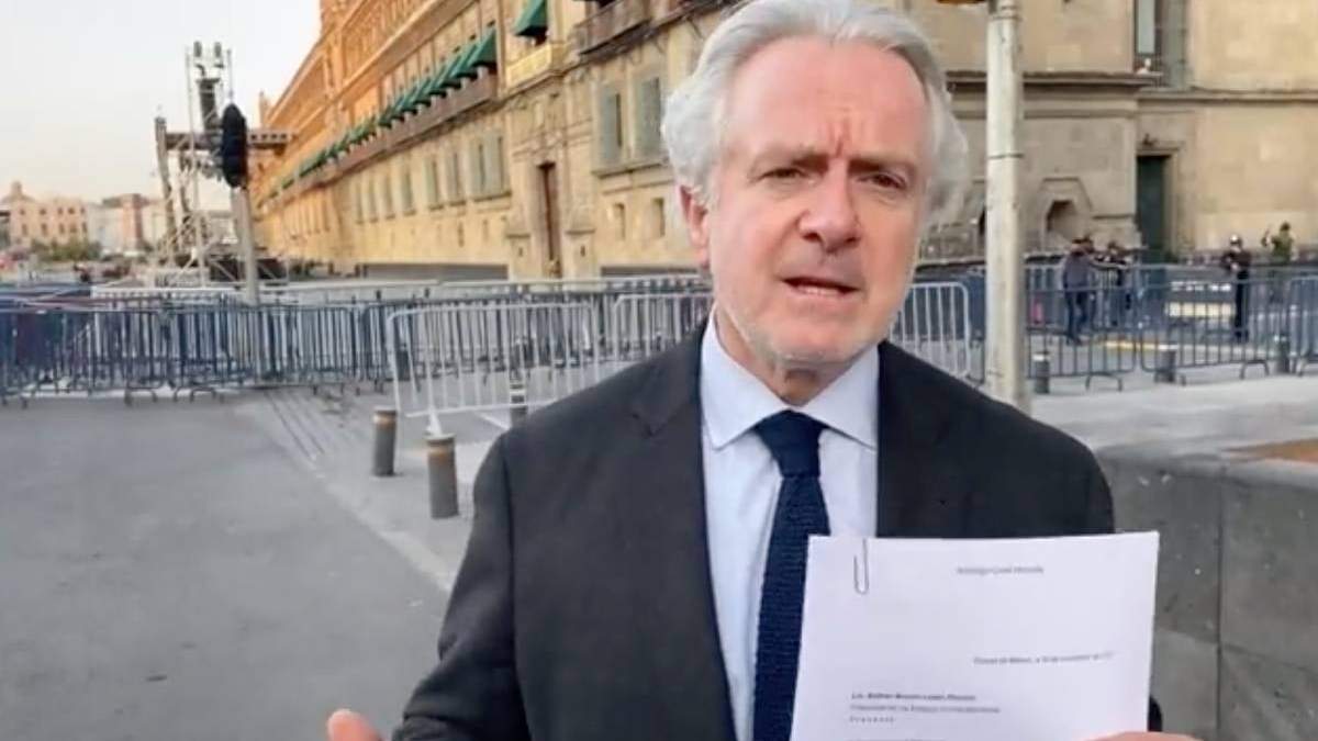 El diputado panista frente a Palacio Nacional