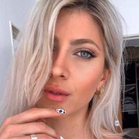 ¡Infinitas piernas! Cande Ruggeri no defraudó al lucir diminuto vestido blanco y quedó en evidencia