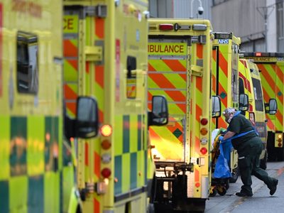 Colapso hospitalario en Los Ángeles: piden no usar ambulancias en quienes no puedan sobrevivir