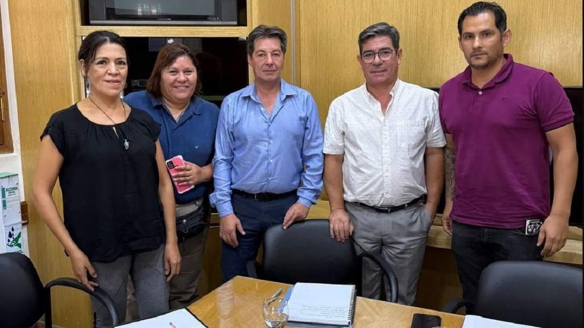 Funcionarios provinciales recibieron a socios de la Cooperativa 127 hectáreas. Fuente: (Facebook)