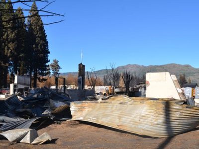 Brigadistas lanzan una colecta para reconstruir la base en Las Golondrinas