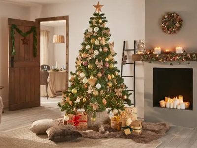 No tires los potes de helado vacíos y utilízalos en esta espectacular idea para tus adornos navideños