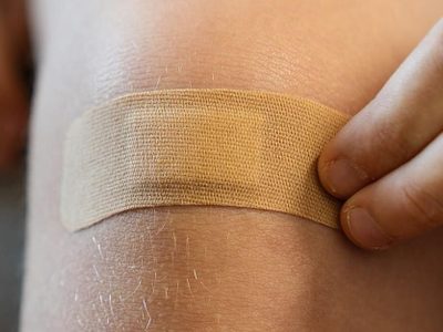 Advierten riesgos de usar bandas adhesivas que contengan sustancias cancerígenas