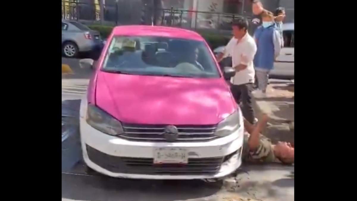 El momento en el que el taxista atropella a una persona