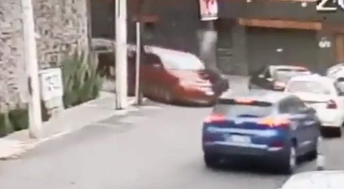 El momento en que un policía fue baleado por los agresores