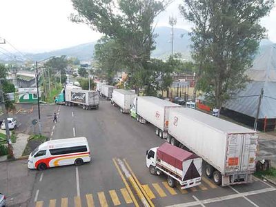 Aguacateros acusan desigualdad en precios y bloquean zona de Peribán