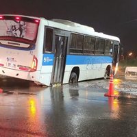 Un colectivo cayó en una boca de tormenta en Neuquén y sus ruedas quedaron atascadas