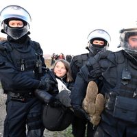 La policía alemana se lleva a rastras a Greta Thunberg