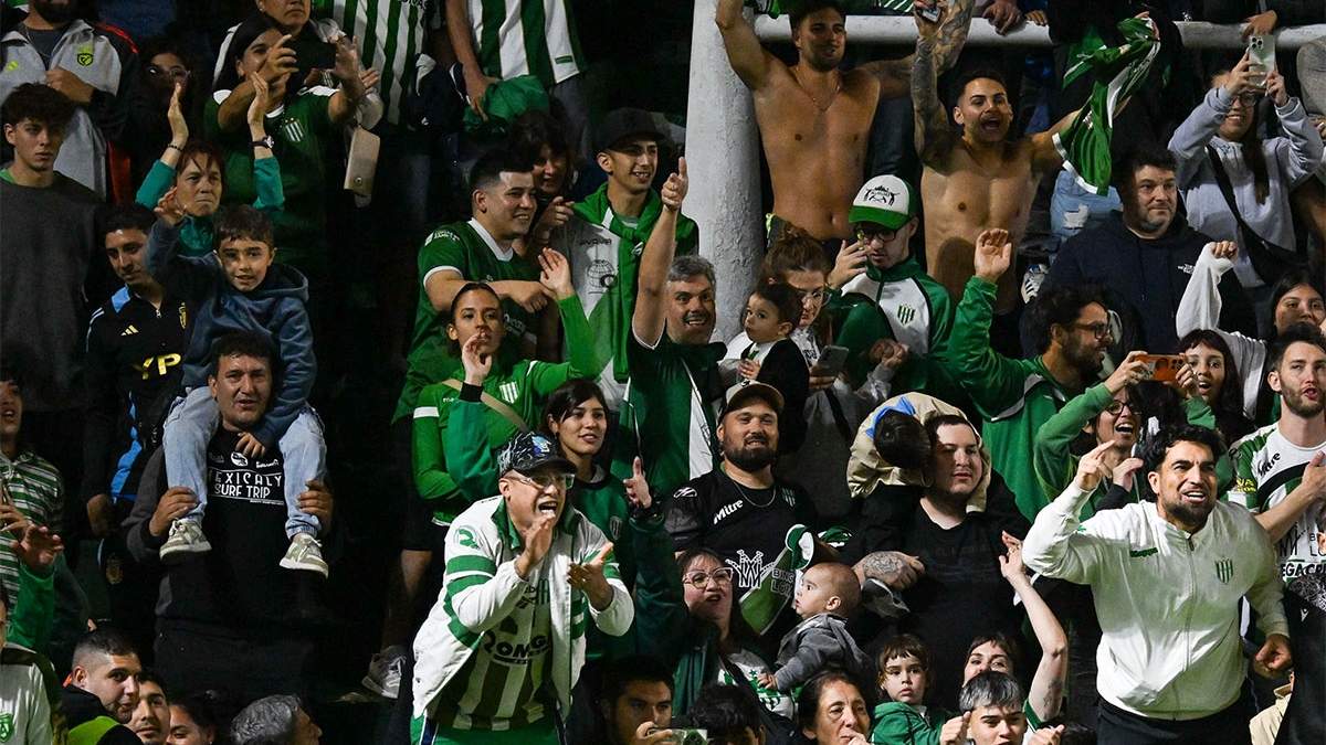 Notable acompañamiento tuvo Banfield, que se queda en primera