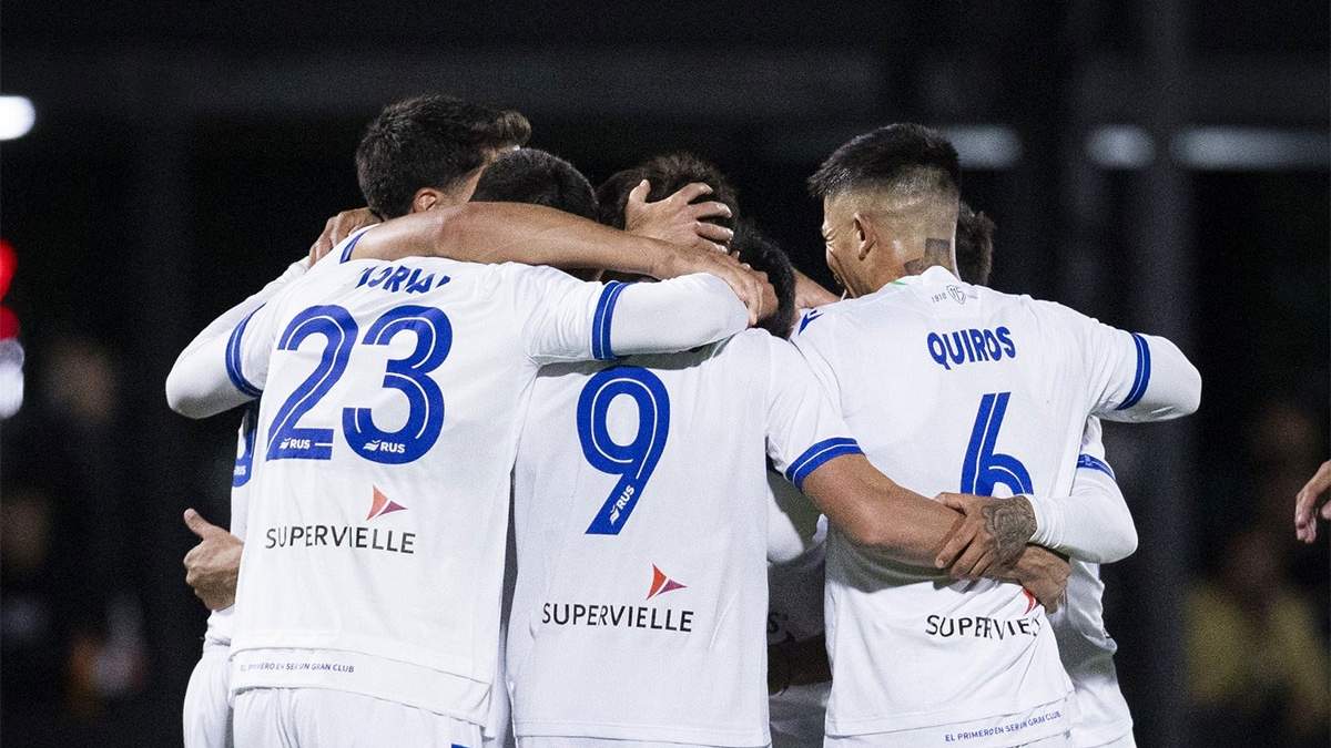Vélez terminó con 10 y festejó el punto.
