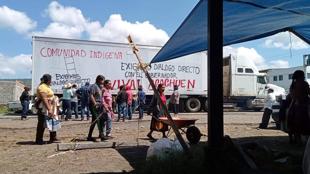 Bloqueo carretero de habitantes de Acachuén tras ataque armado