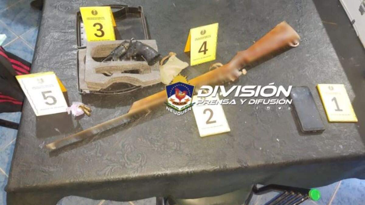 En el allanamiento al bajo oeste neuquino, secuestraron armas y elementos de interés a la causa.