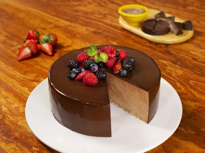 Con solo 3 ingredientes y en pocos minutos, hacé este cheesecake de chocolate que es un camino de ida
