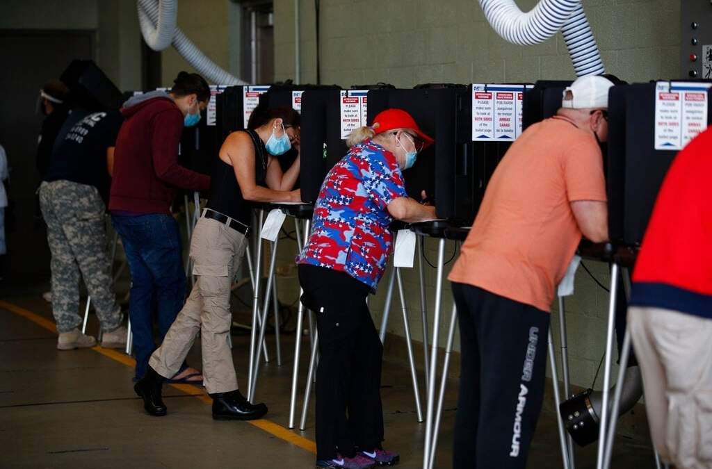 Estadunidenses emiten su voto en una estación de Bomberos en Miami Beach, Florida. Foto: AP Rebecca Blackwell