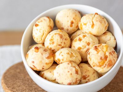 Bolitas de queso keto, con solo 3 ingredientes: ideales para acompañar tu próxima picada