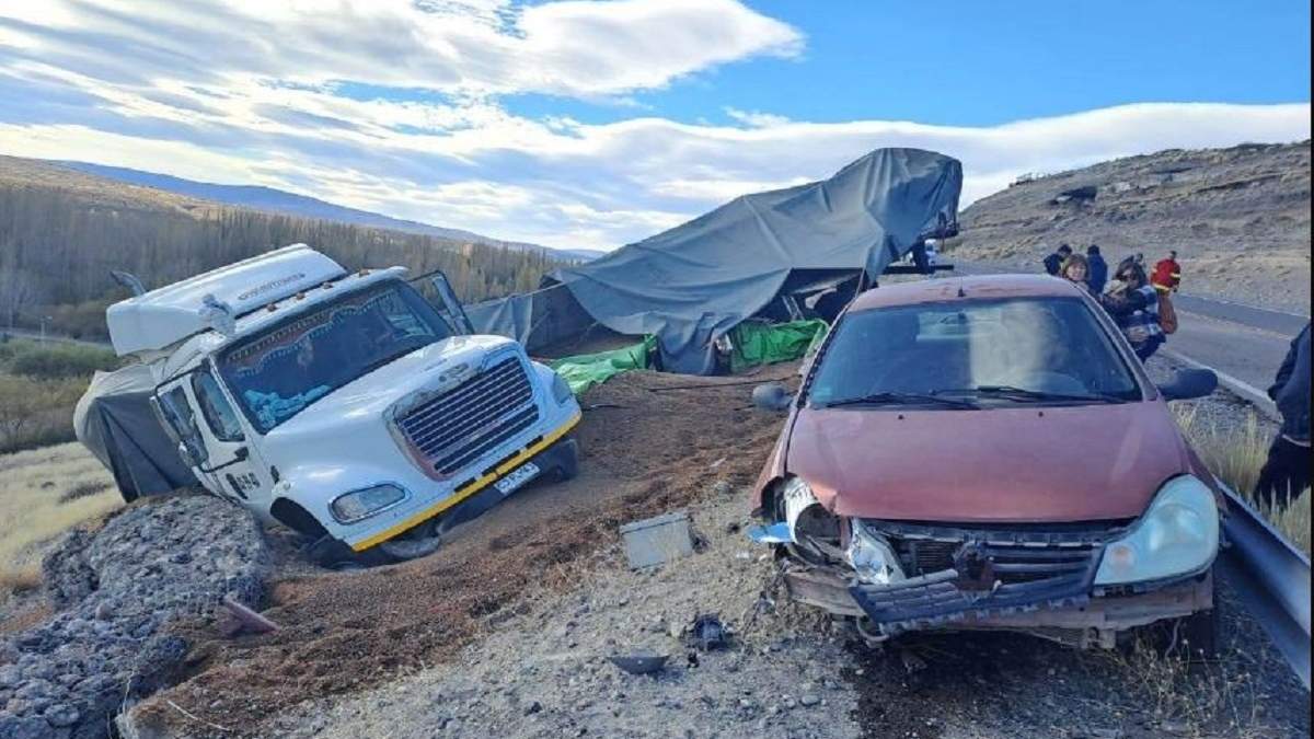 El camión, de origen chileno y el auto en el que transitaba la familia de Las lajas. Fuente: (Mejor Informado)