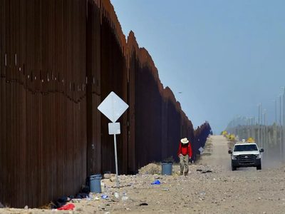 EU cierra paso fronterizo de Arizona por la abrumadora llegada de migrantes