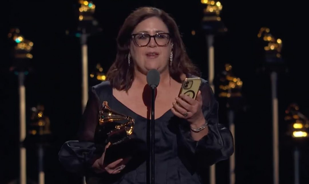 Con uno de los Grammy. Foto Captura de Video