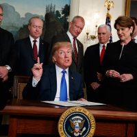 Trump impone aranceles a China por 60 mil mdd… y abre la puerta a una guerra comercial