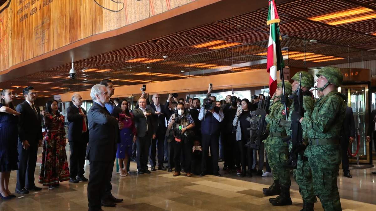 El acto protocolario se realizó en el vestíbulo porque los soldados estaban armados