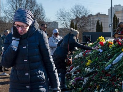 Cientos de simpatizantes hacen fila en homenaje a Navalni por tercer día consecutivo
