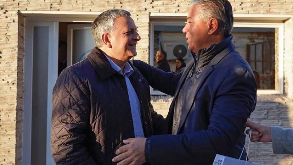El gobernador de Neuquén, Rolando Figueroa y el CEO de YPF, Horacio Marín celebran el acuerdo. Fuente: (Gobierno de Neuquén)