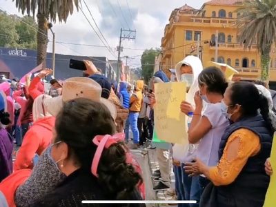 Habitantes de Quecholac protestan por detención de alcalde; aprehenden a mujer de 70 años